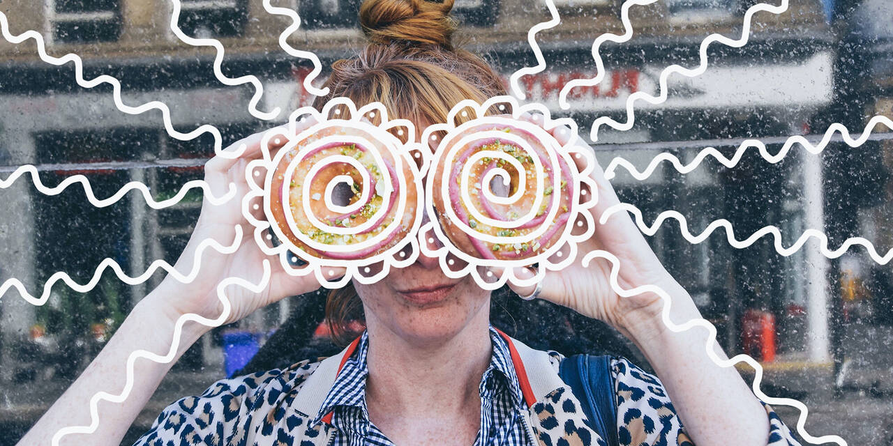 "Martw się pączkami": ten doodle przedstawia Nic Hildebrandt trzymającą przed oczami dwa pączki. Blogerka dorysowała to z pomocą aplikacji.