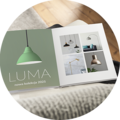 Otwarty katalog z napisem LUMA nowa kolekcja 2025, przedstawiający różne modele nowoczesnych lamp wiszących i stojących