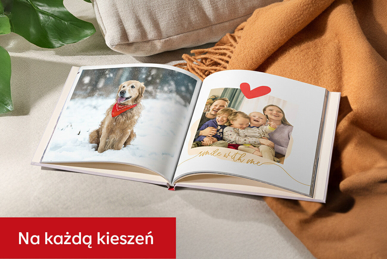 Otwarta fotoksiążka: zdjęcie psa na śniegu i rodzinny portret z sercem; leży na kanapie z kocem. Czerwony pasek z napisem Na każdą kieszeń.