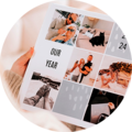 Osoba trzyma kalendarz ze zdjęciami przedstawiającymi różne momenty z roku, napisem "OUR YEAR" i siatką kilku fotografii, w tym z kotem i pa