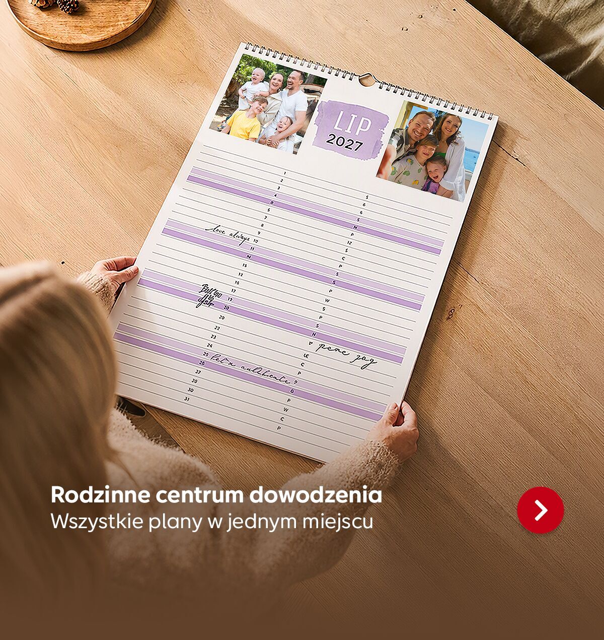 Otwarty rodzinny planer ze zdjeciami bliskich i miejscem na zapisywanie planow