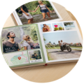 Personalizowana fotoksiążka CEWE ukazująca wspomnienia z podróży, z fotografiami przyrody, mapą i momentami pełnymi przygód