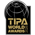 Logo TIPA World Awards 2025, złote litery na czarnym tle.