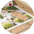 Kolaż zdjęć młodej pary nadrukowany na puzzlach.
