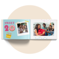 Otwarta fotoksiążka urodzinowa na 20 lat z napisem „SWEET 20” z pączkiem, zdjęciem w stylu polaroid i zdjęciem grupy przyjaciół z prezentem