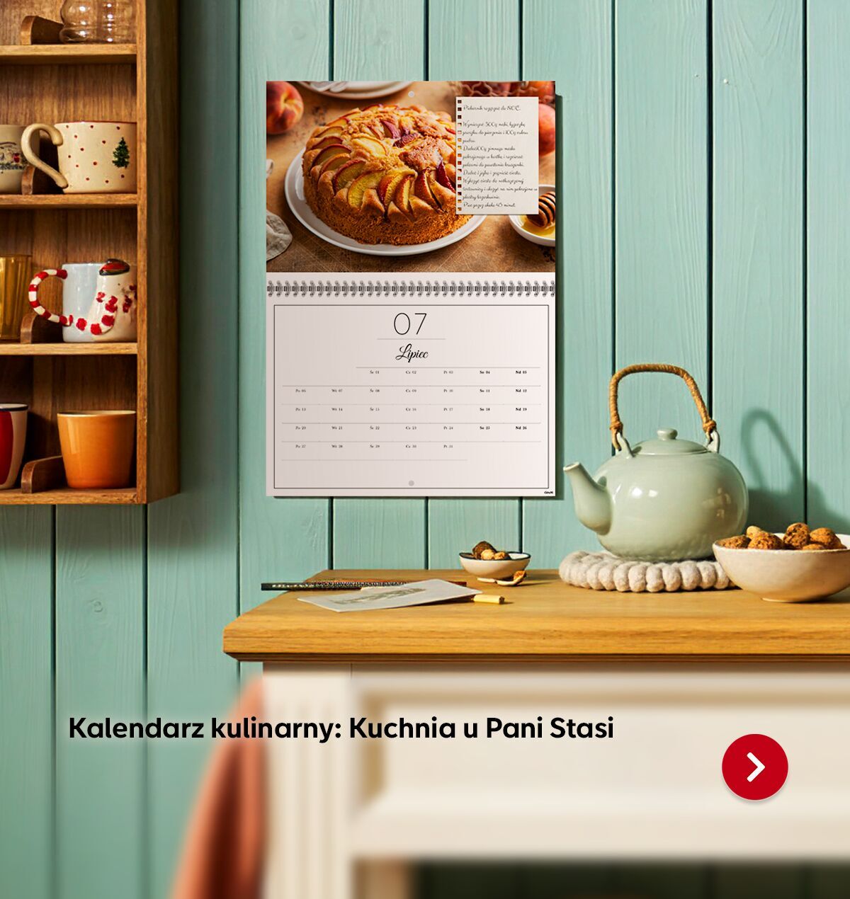 Kalendarz kulinarny ze zdjeciem pieczonego kurczaka wisi na scianie kuchni.