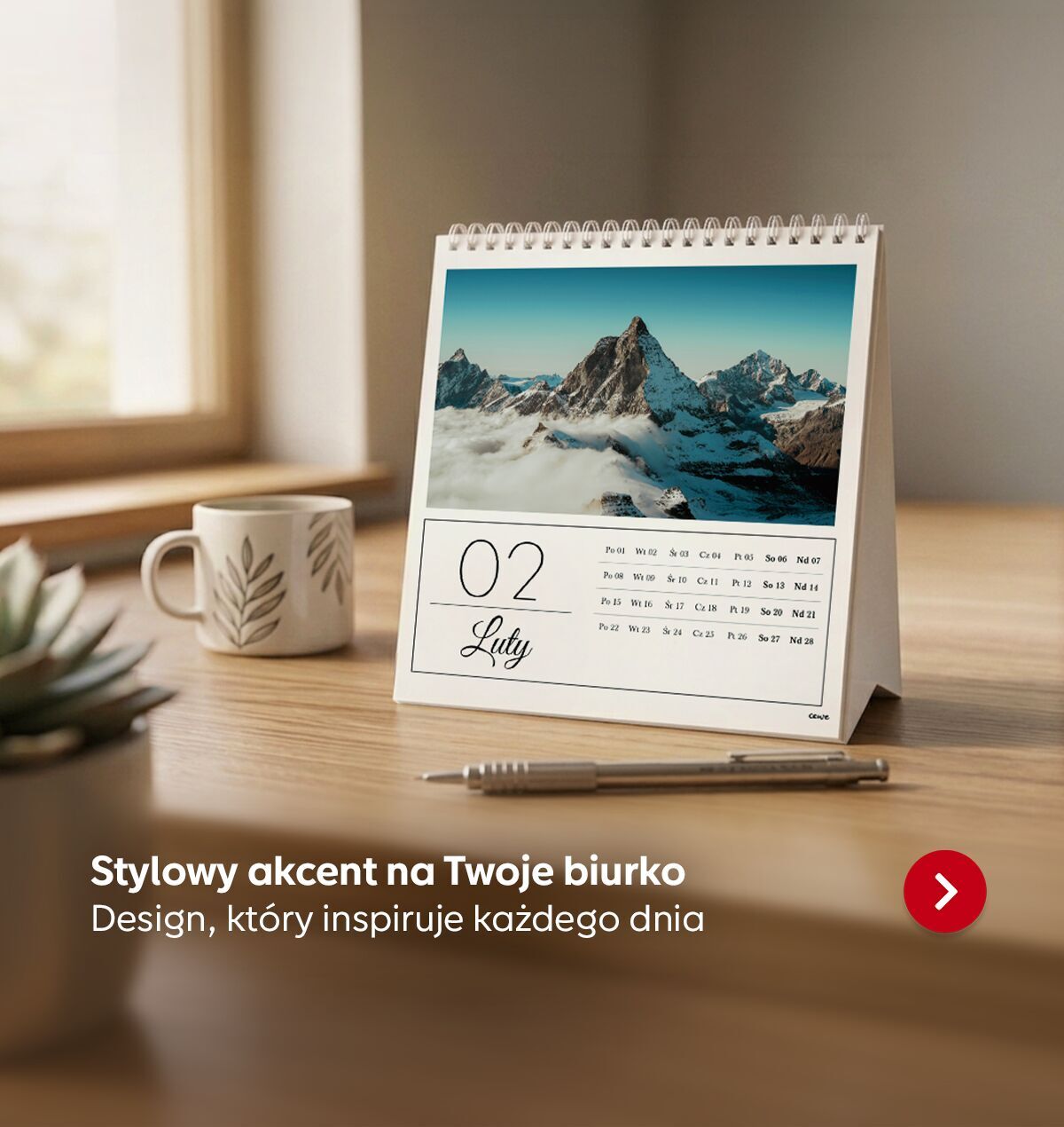 Biurkowy kalendarz ze zdjeciem gorskiego jeziora stoi na biurku