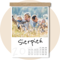 Radosne dzieci na zielonej łące ciągną linę z uśmiechem.