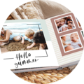 Otwarta fotoksiążka z letnimi zdjęciami. Na jednej stronie widać rodzinne chwile na plaży. Pod spodem napis 'Hello summer'.
