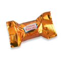 Ferrero Küsschen w złotym opakowaniu z czerwonym napisem. Idealne na słodki prezent.