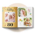 Otwarta fotoksiążka na 80. urodziny. Po lewej stronie złote tło, napis "Happy Birthday" i 80, po prawej zdjęcia uśmiechniętej seniorki.
