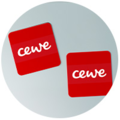 Dwa czerwone kwadratowe podkładki z logo CEWE na jasnoniebieskim tle.