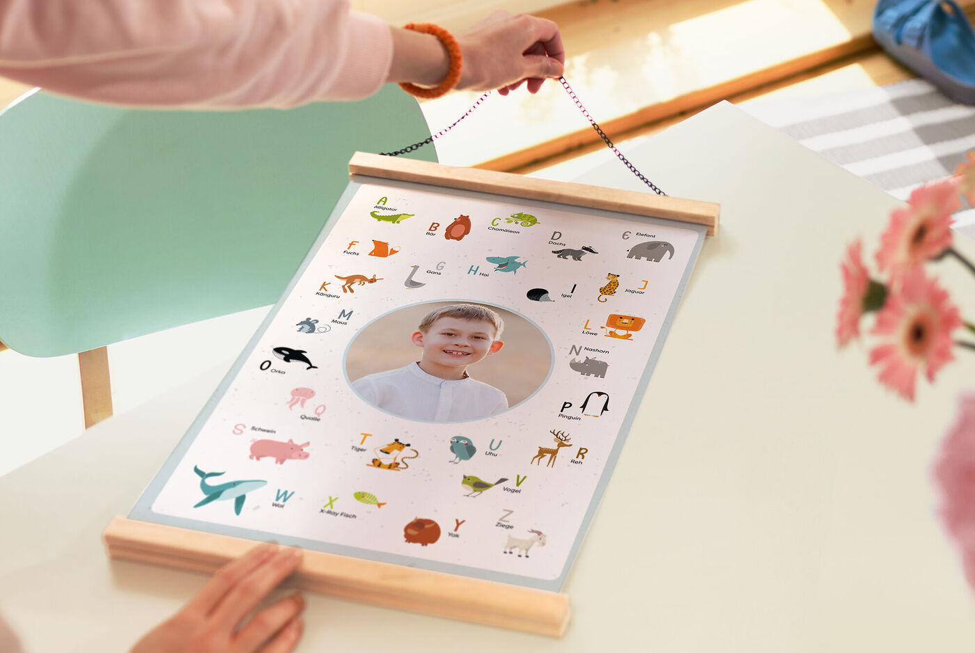 Fotoplakat z dziecięcą ilustracją zawieszony na drewnianej listwie, dekoracja pokoju malucha