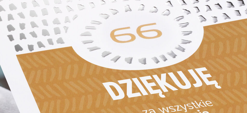 Przyjazne podziękowanie w języku polskim na kolorowym tle.