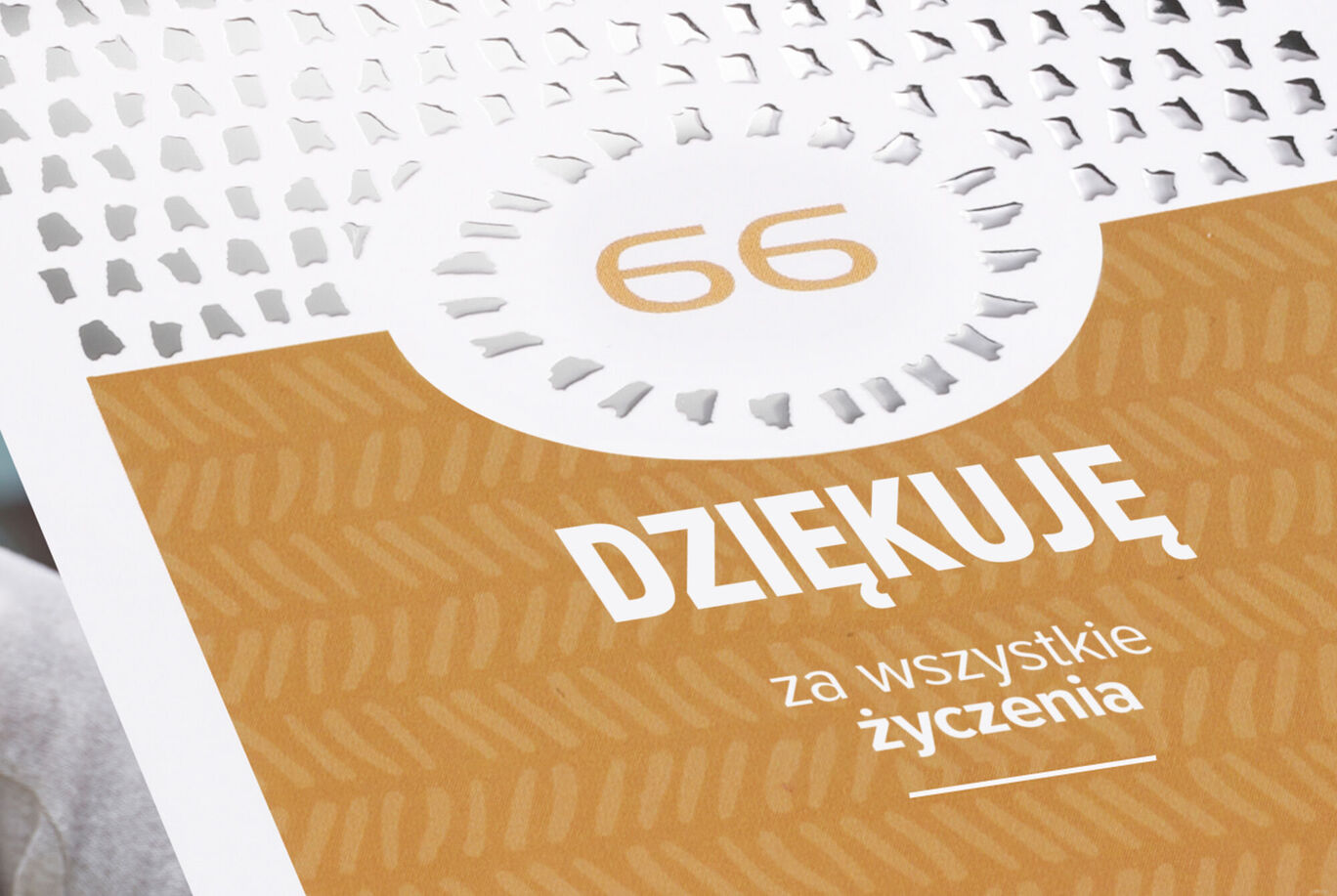 Kartka z liczbą 66 i tekstem Dziękuję za życzenia w ciepłych kolorach.