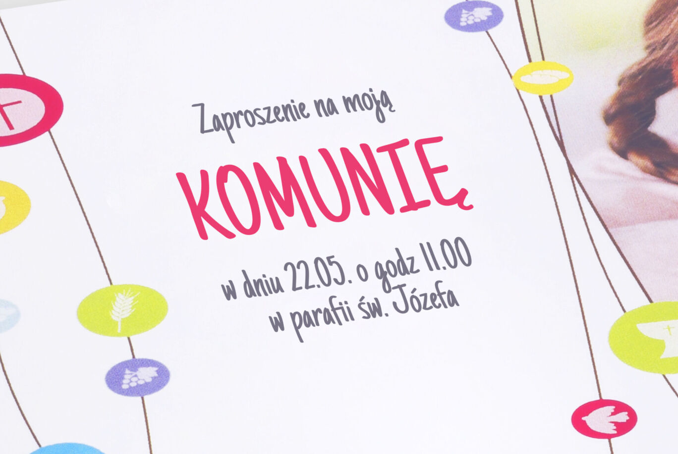 Zaproszenie na komunię z kolorowymi symbolami i radosnym układem