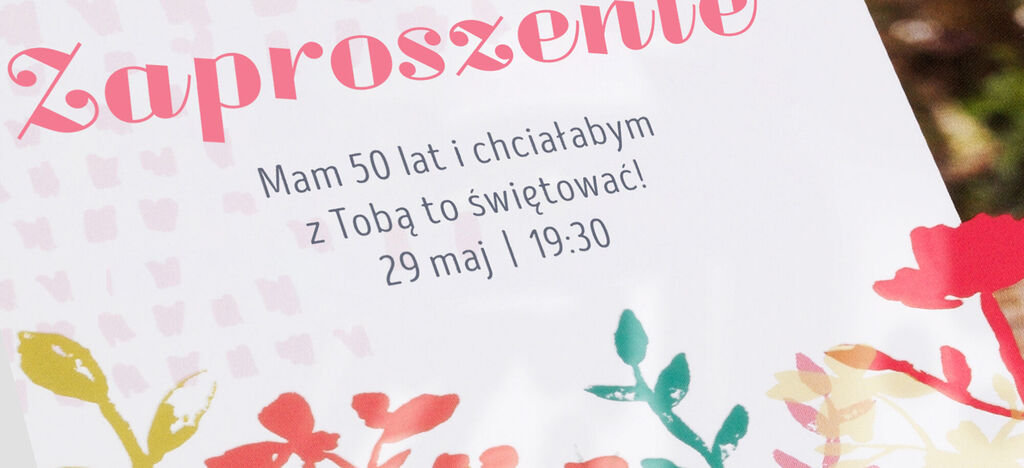 Zapraszający, kwitnący projekt z żywymi kolorami i kwiatowymi motywami.