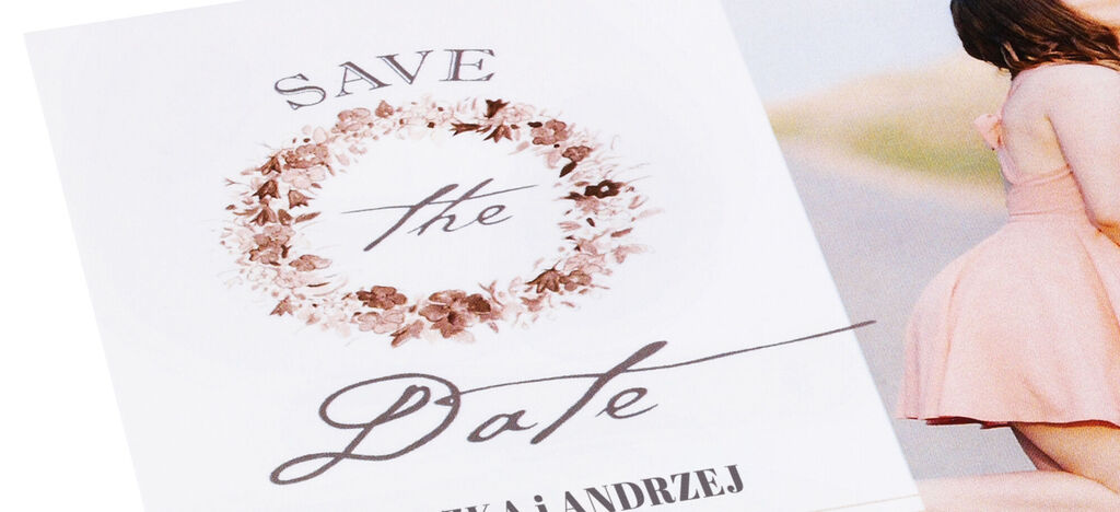Romantyczny motyw Save-the-Date z kwiatowym akcentem i eleganckim napisem.