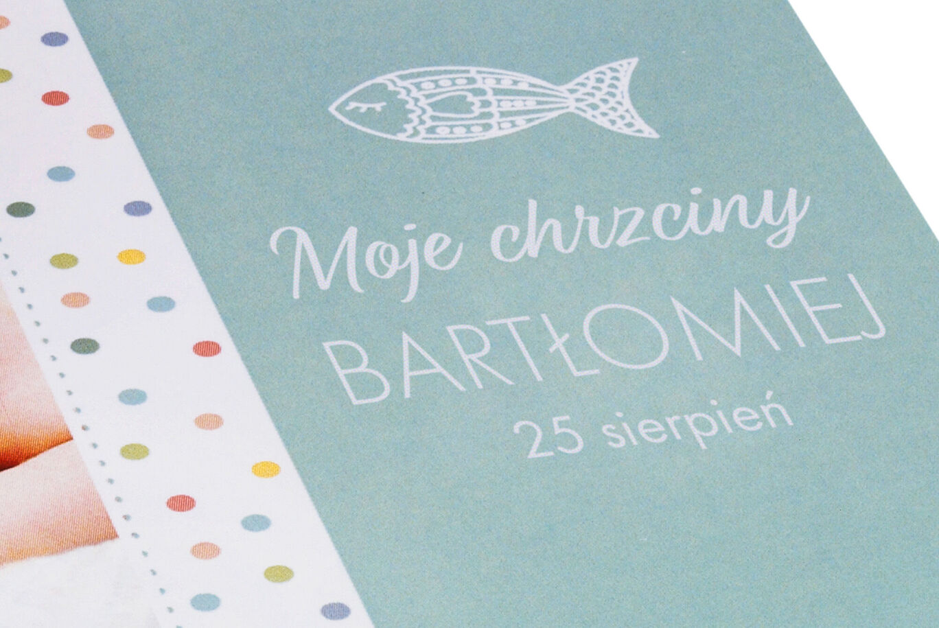 Kreatywna okładka do personalizowanej kartki CEWE na chrzest z kolorowymi kropkami i motywem ryby